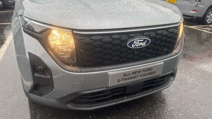 Ford Transit Courier E-Transit Courier 100kW 43kWh Trend Van Auto - Image 22